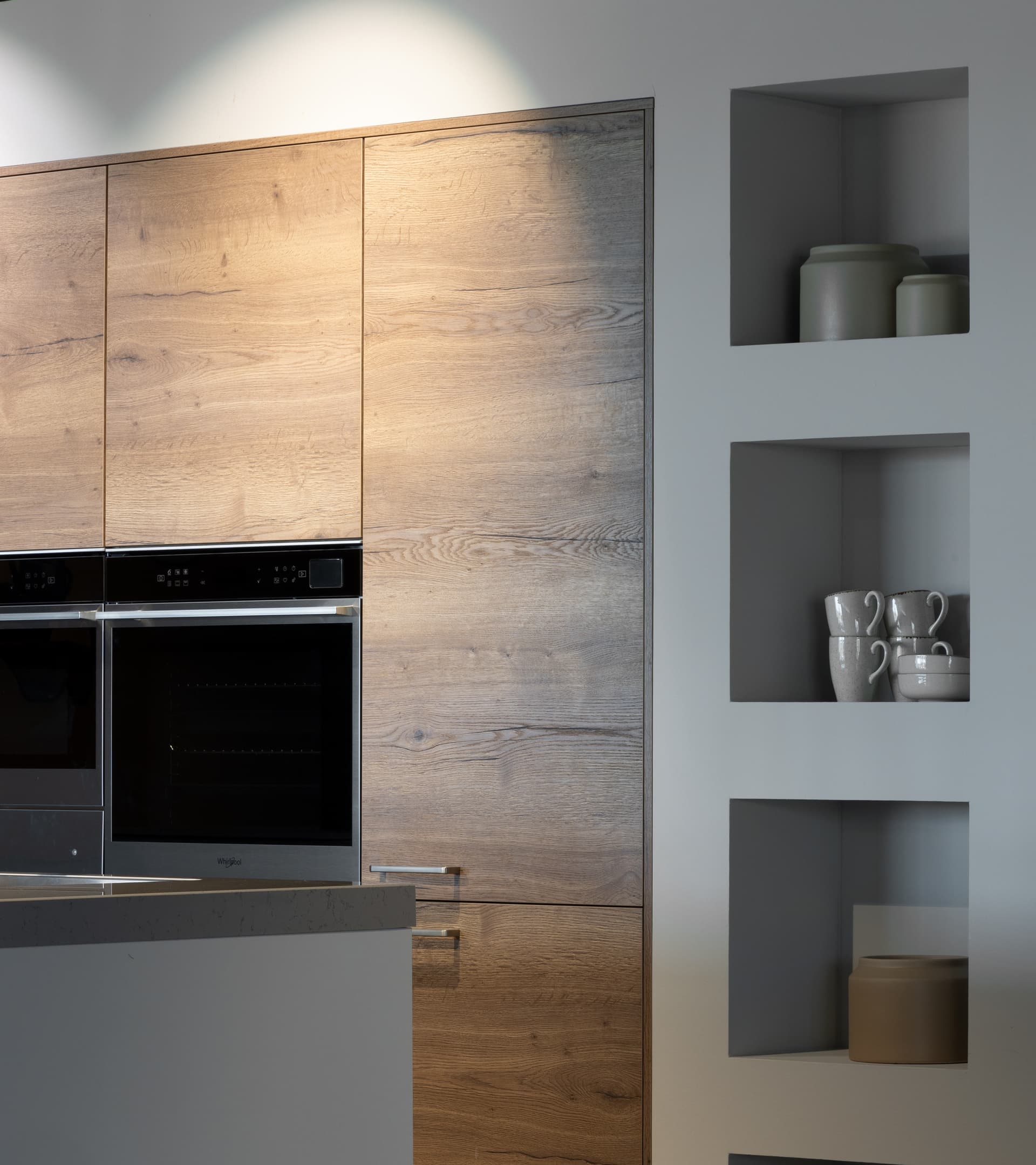 keuken-met-nis-ingebouwde-kast.jpg Ingebouwde nis kast in houtenkeuken