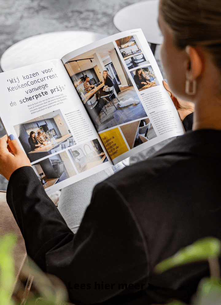 magazine aanvragen .png Jonge vrouw die woonmagazine aan het lezen is