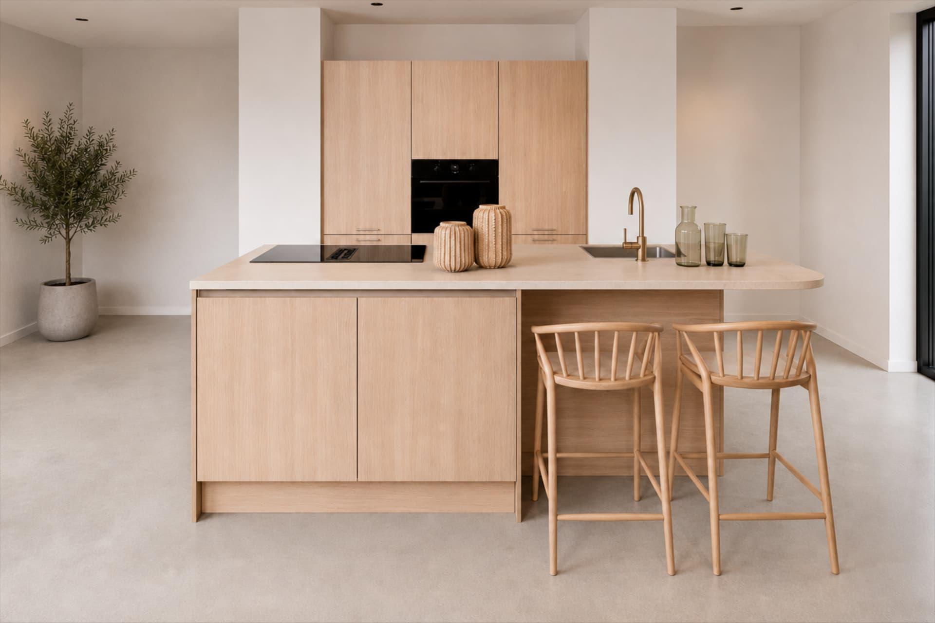 marnix-header.png Licht eiken houten keuken met hoge kasten en een kookeiland met bar een beige werkblad