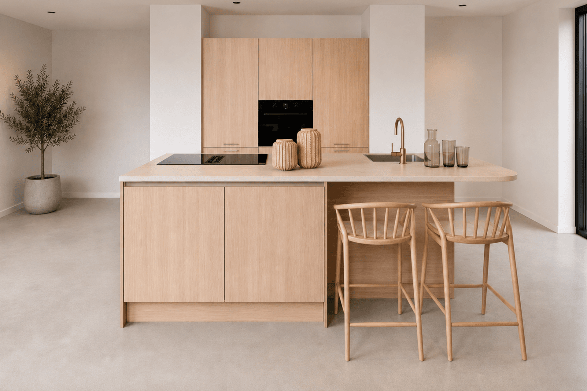 Licht eiken houten keuken met hoge kasten en een kookeiland met bar een beige werkblad