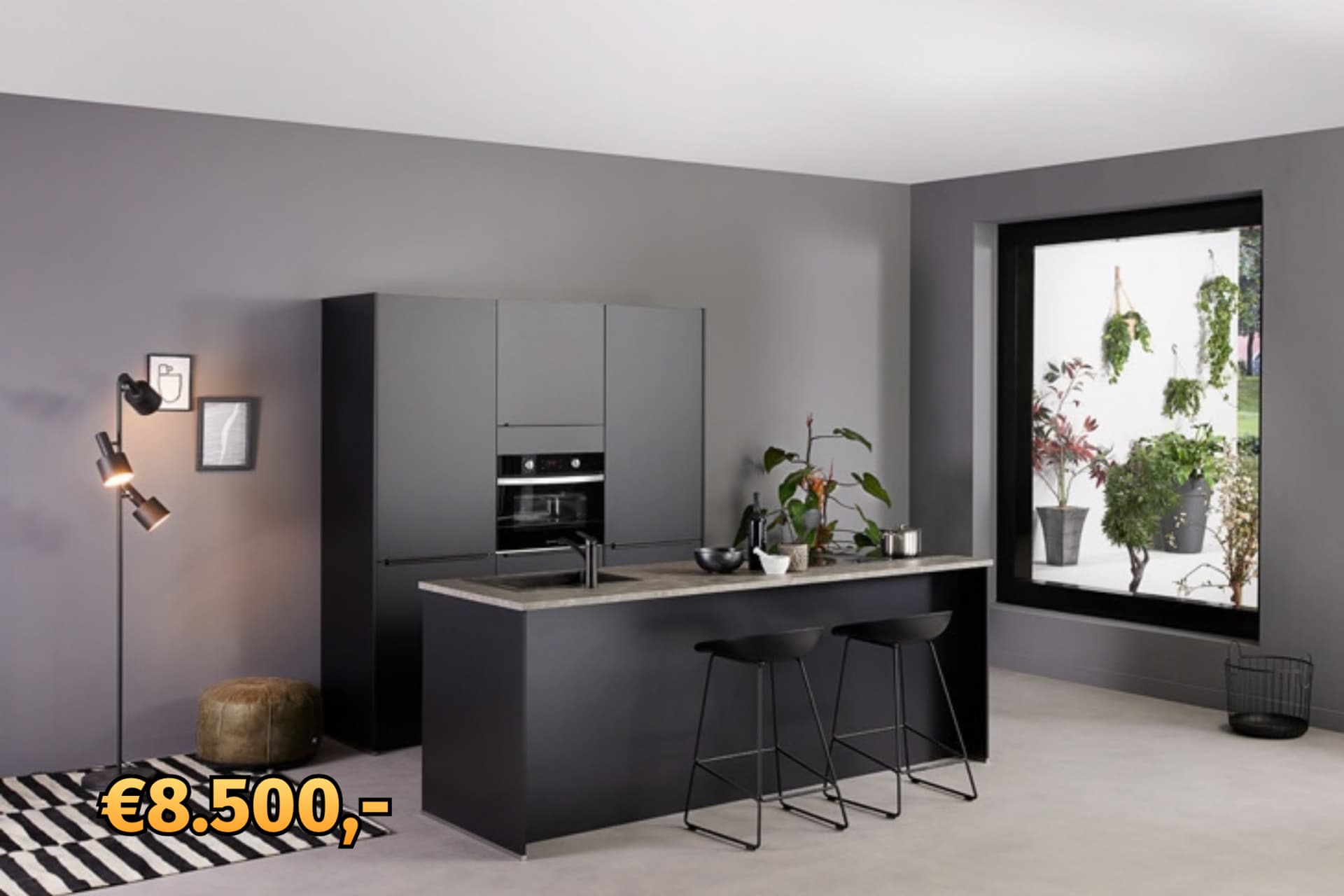 prijstopper-thomas-header.png Zwarte eilandkeuken met bar en hoge kasten
