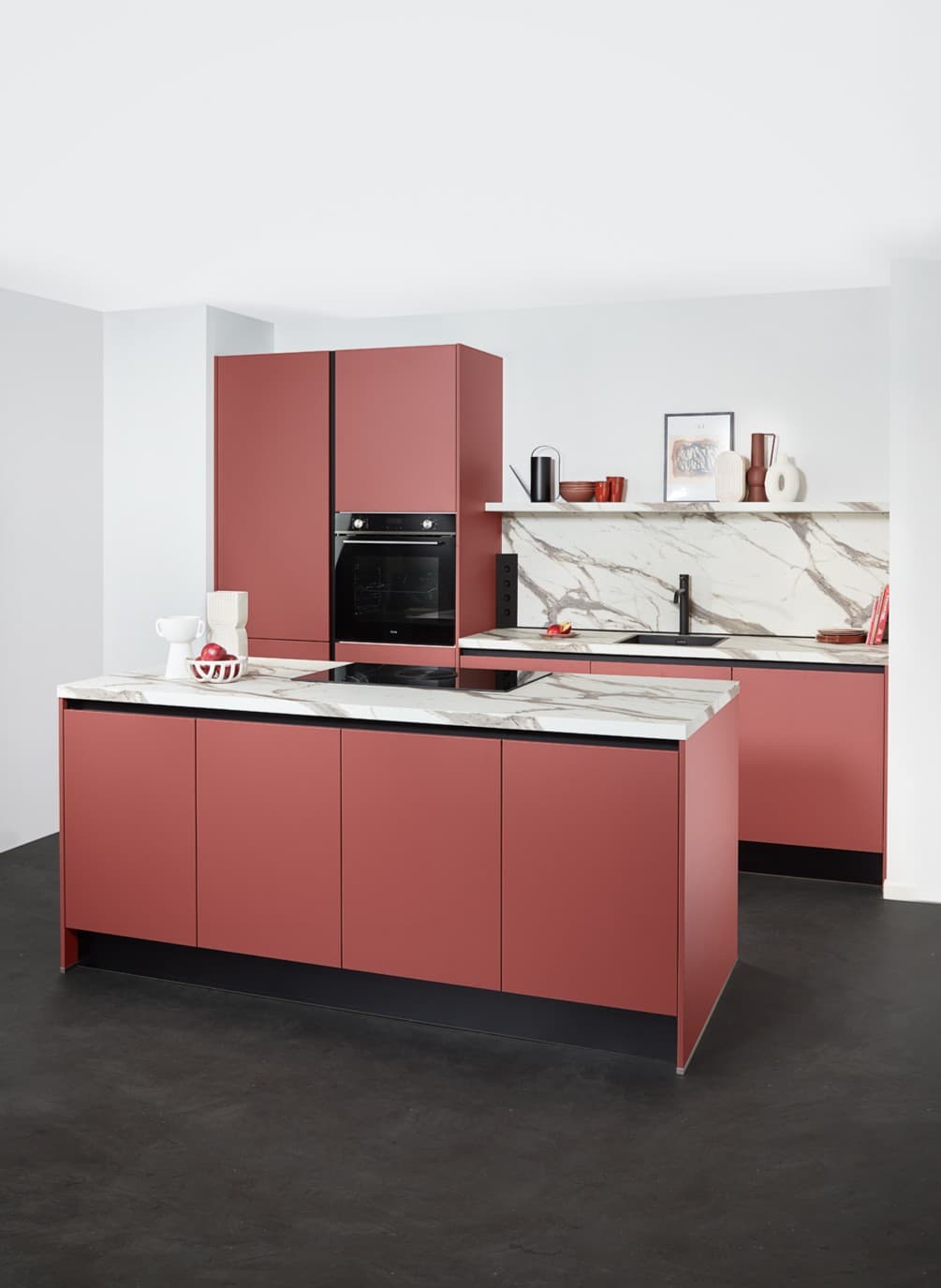 rode-eilandkeuken2.jpg Rode eilandkeuken met wit marmer werkblad