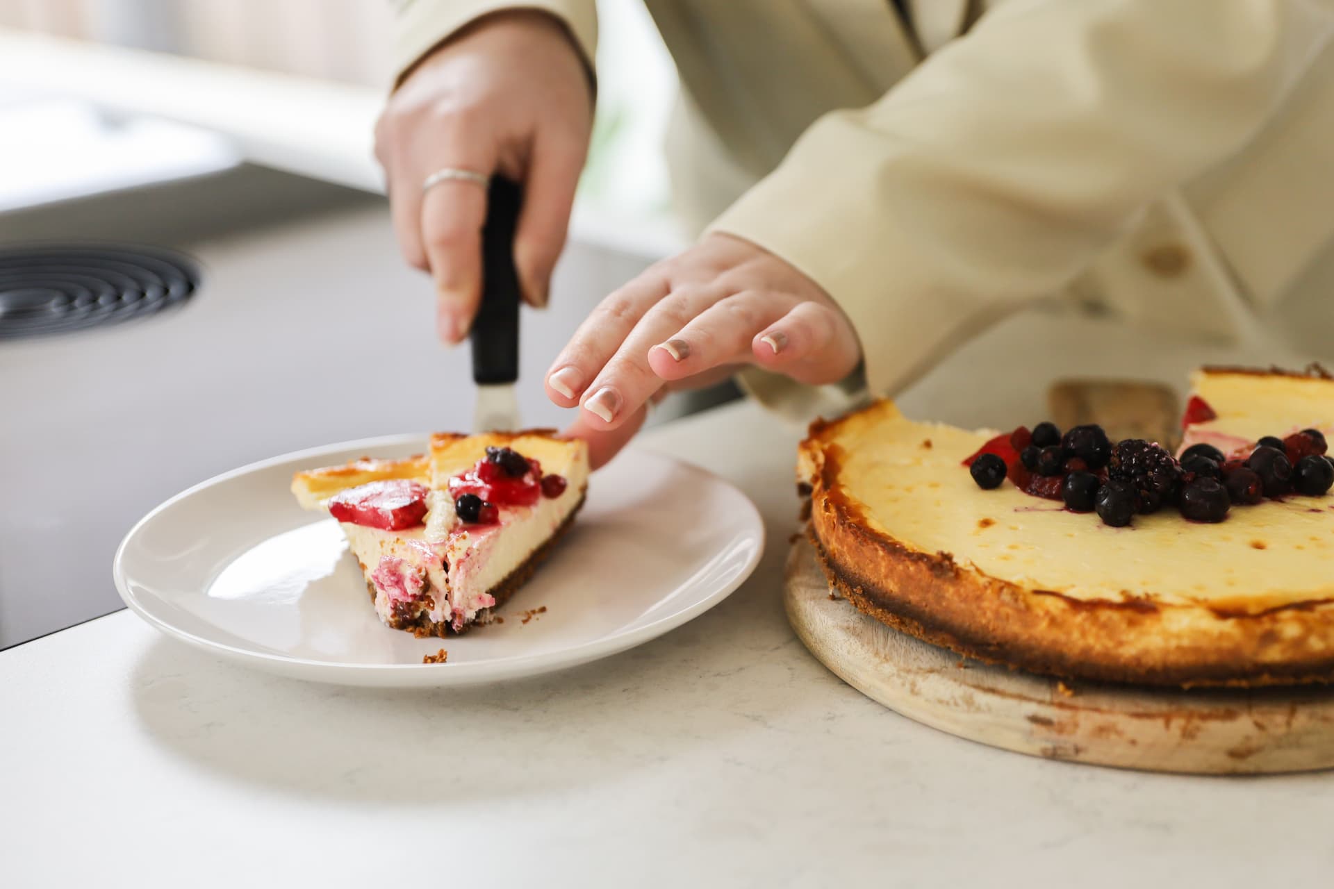 De keuken van Denise_32.jpg Vrouw die een stuk taart op een boordje legt