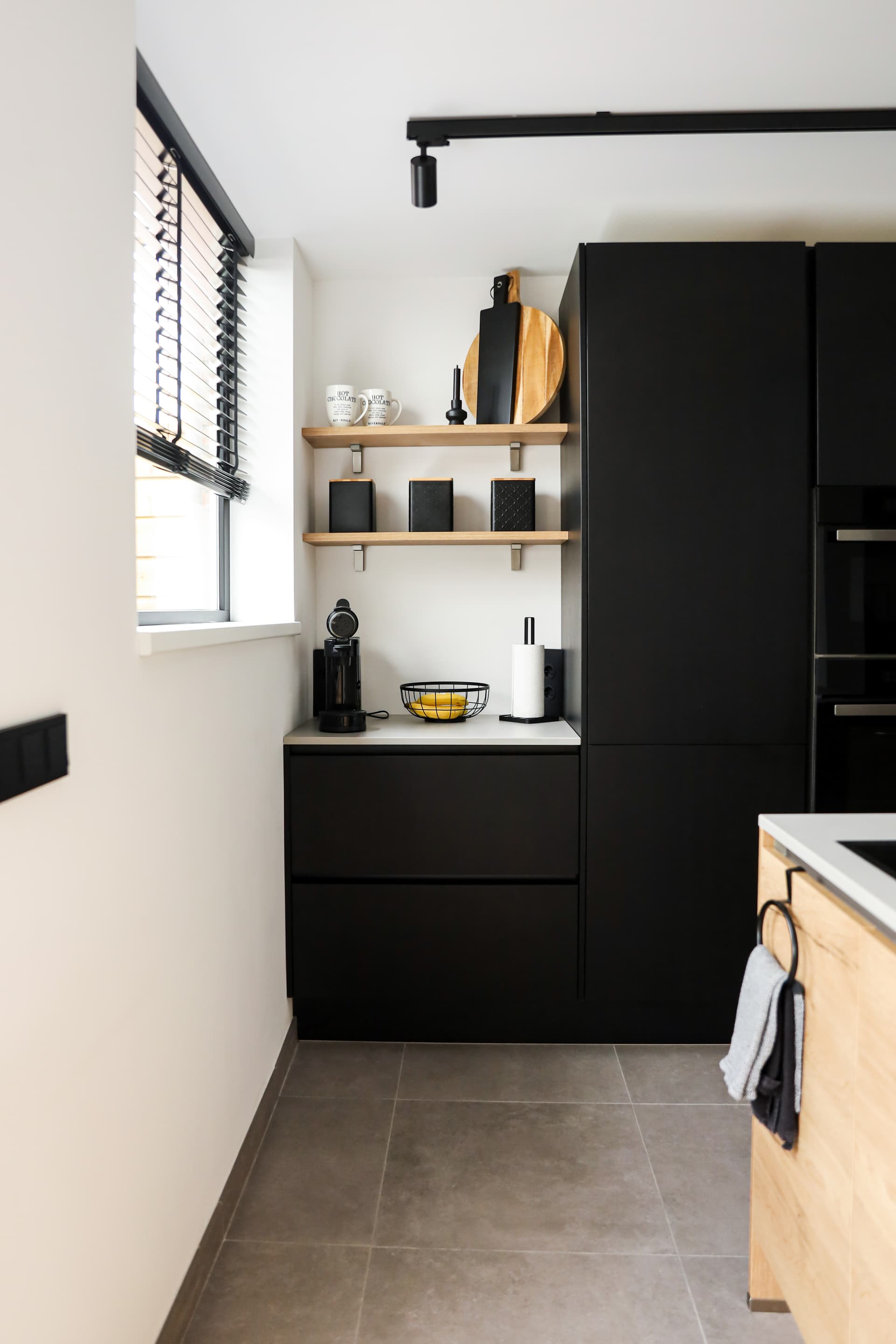 De keuken van Familie van Hooft_00012.jpg Zwarte keuken met een koffiehoekje