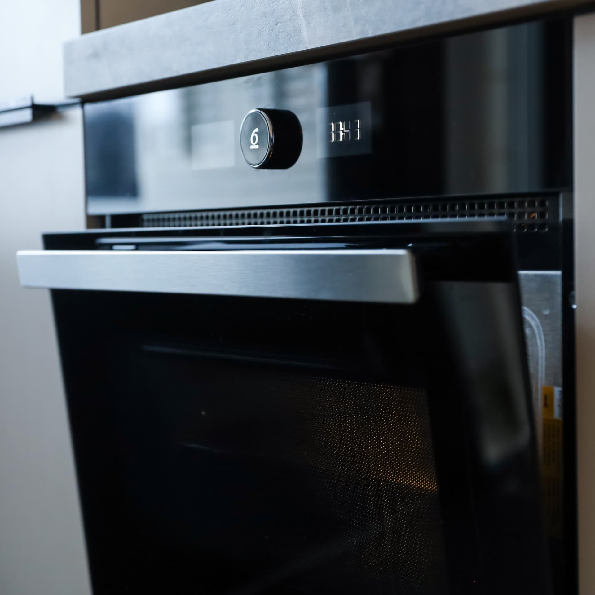 De keuken van Liza en Björn00012.jpg Zwarte oven die half openstaat