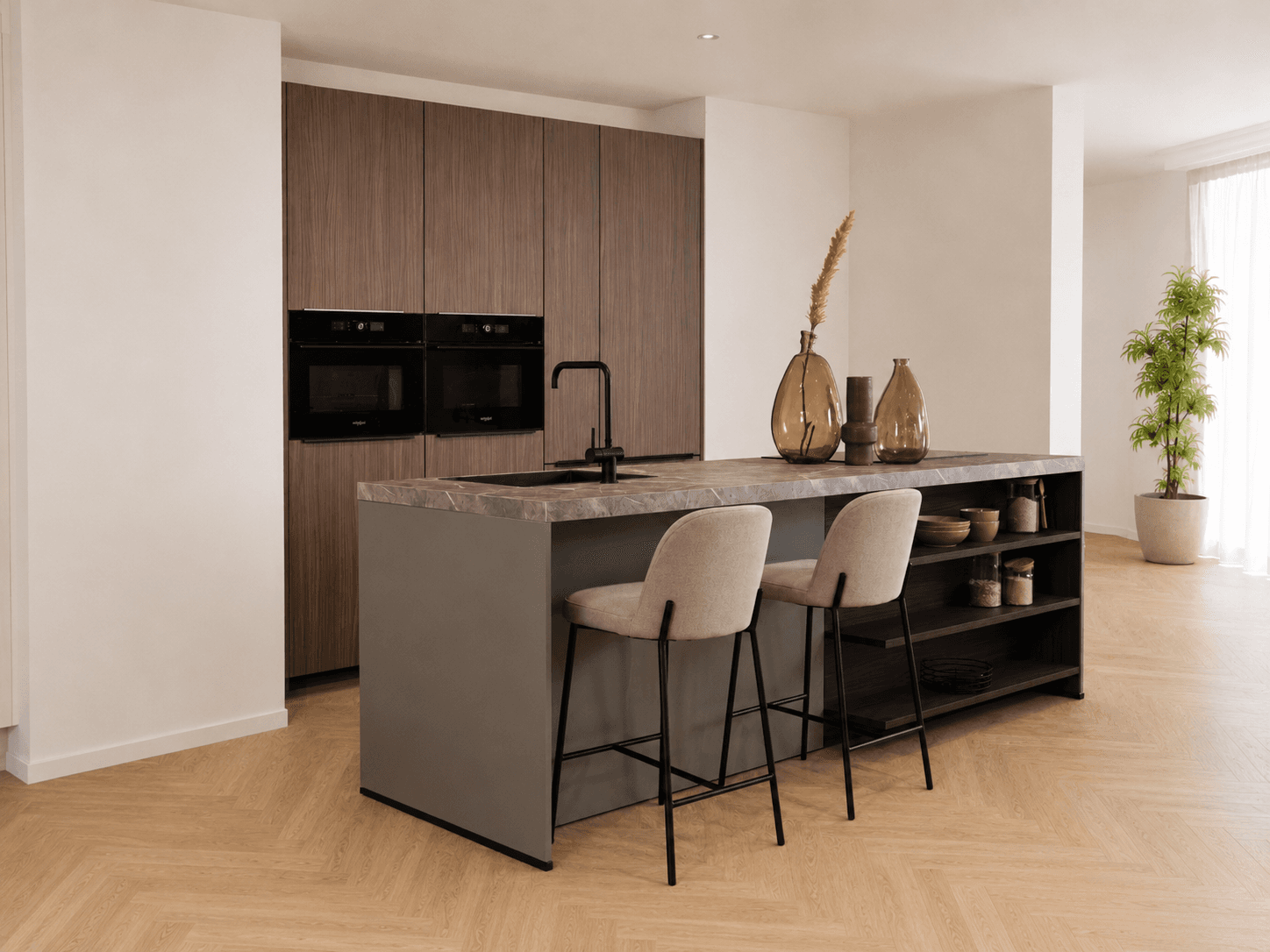 eiland-keuken-vespa-notenhout-zij-aanzicht.png Taupe eilandkeuken met bar en noothouten hoge kasten