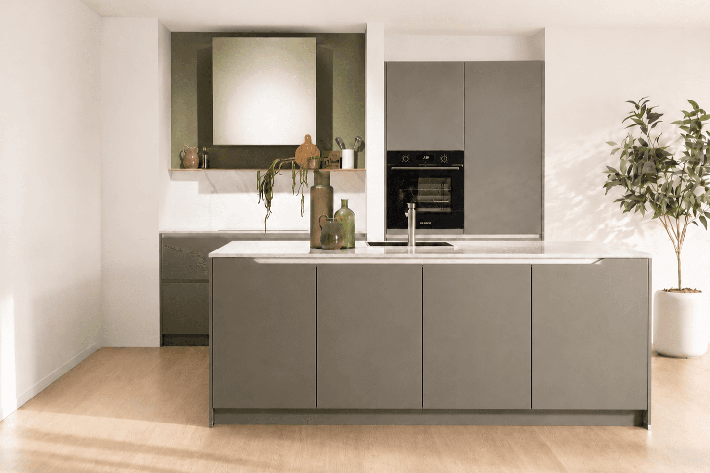 eilandkeuken-berva-header.png Groene eilandkeuken met wit werkblad