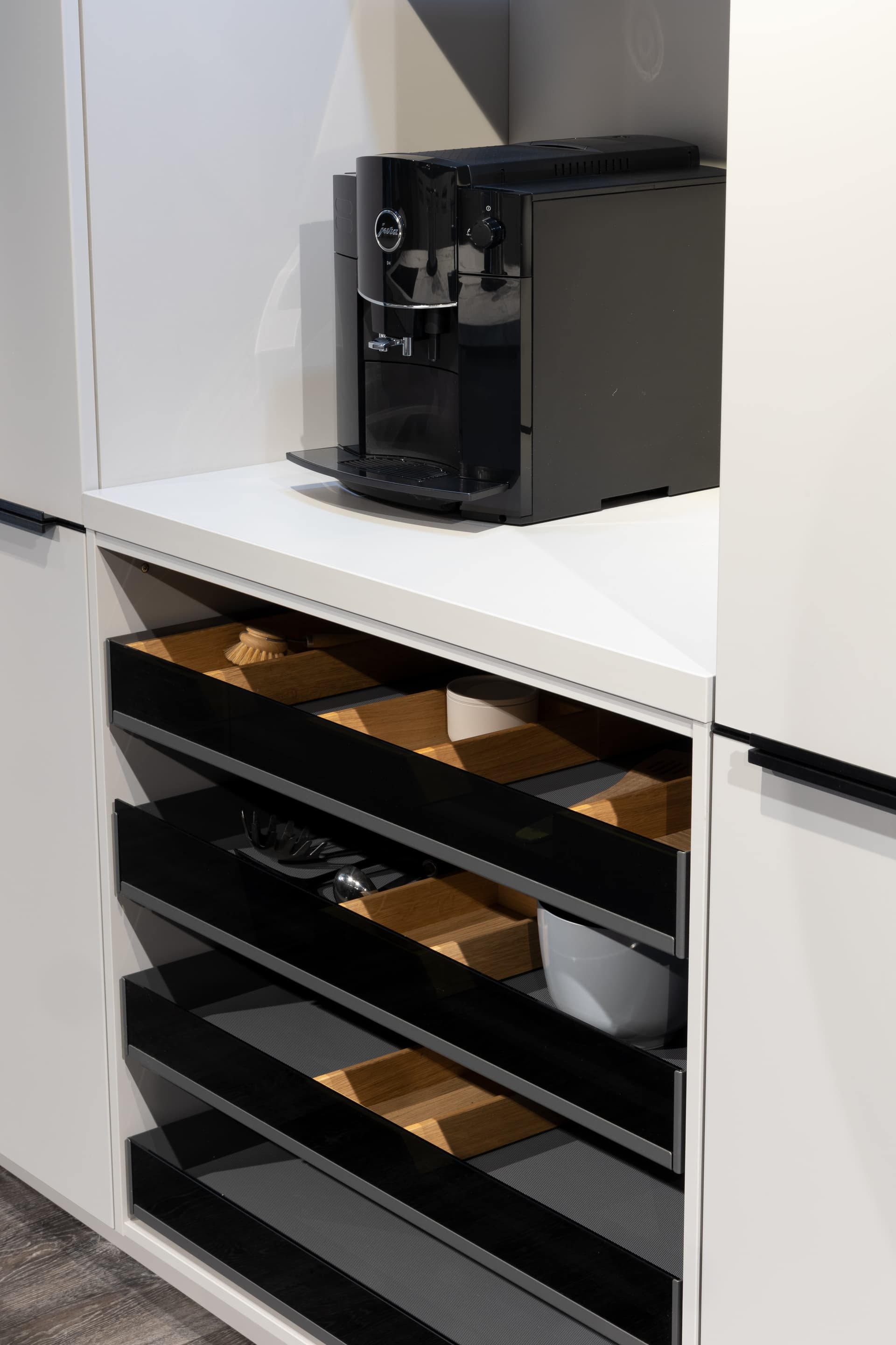 keukens-met-nis-koffiehoek.jpg Koffiehoek in de nis van een beige keuken