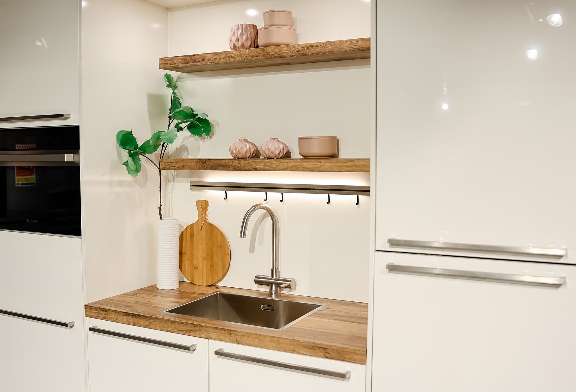 witte-hoogglans-keuken-met-nis.jpg Nis in witte hoogglans keuken