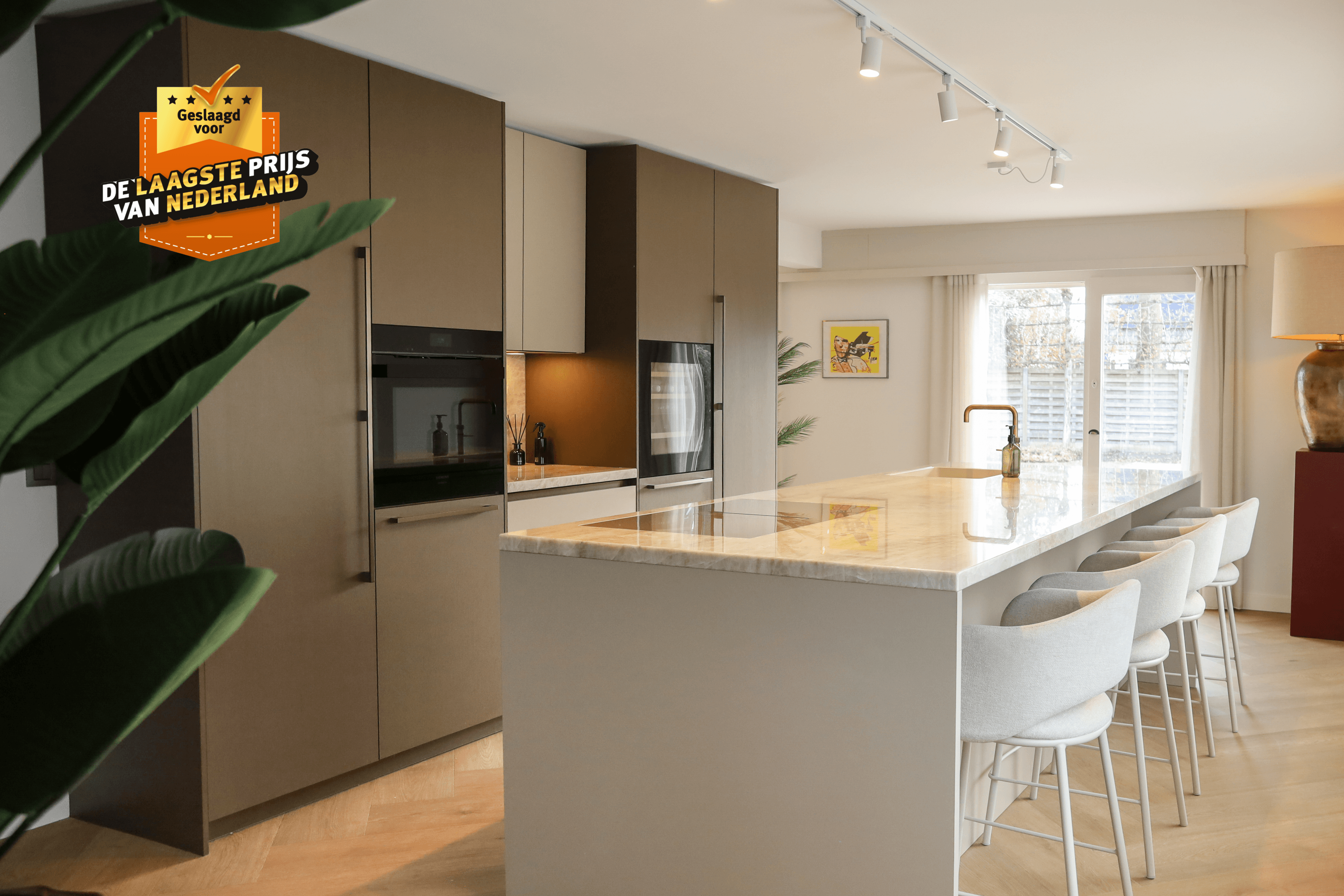 Beige eilandkeuken