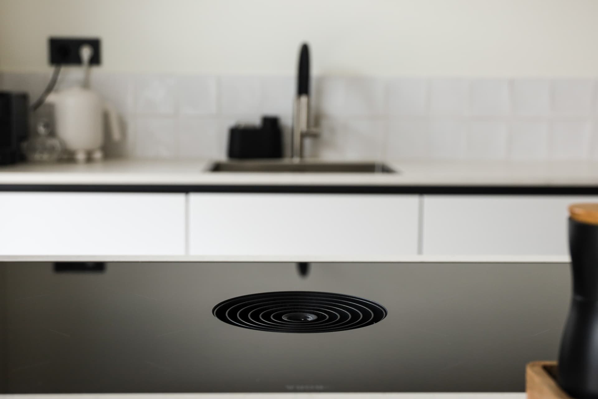 De keuken van Denise_1.jpg Zwarte kookplaat op beige kookeiland