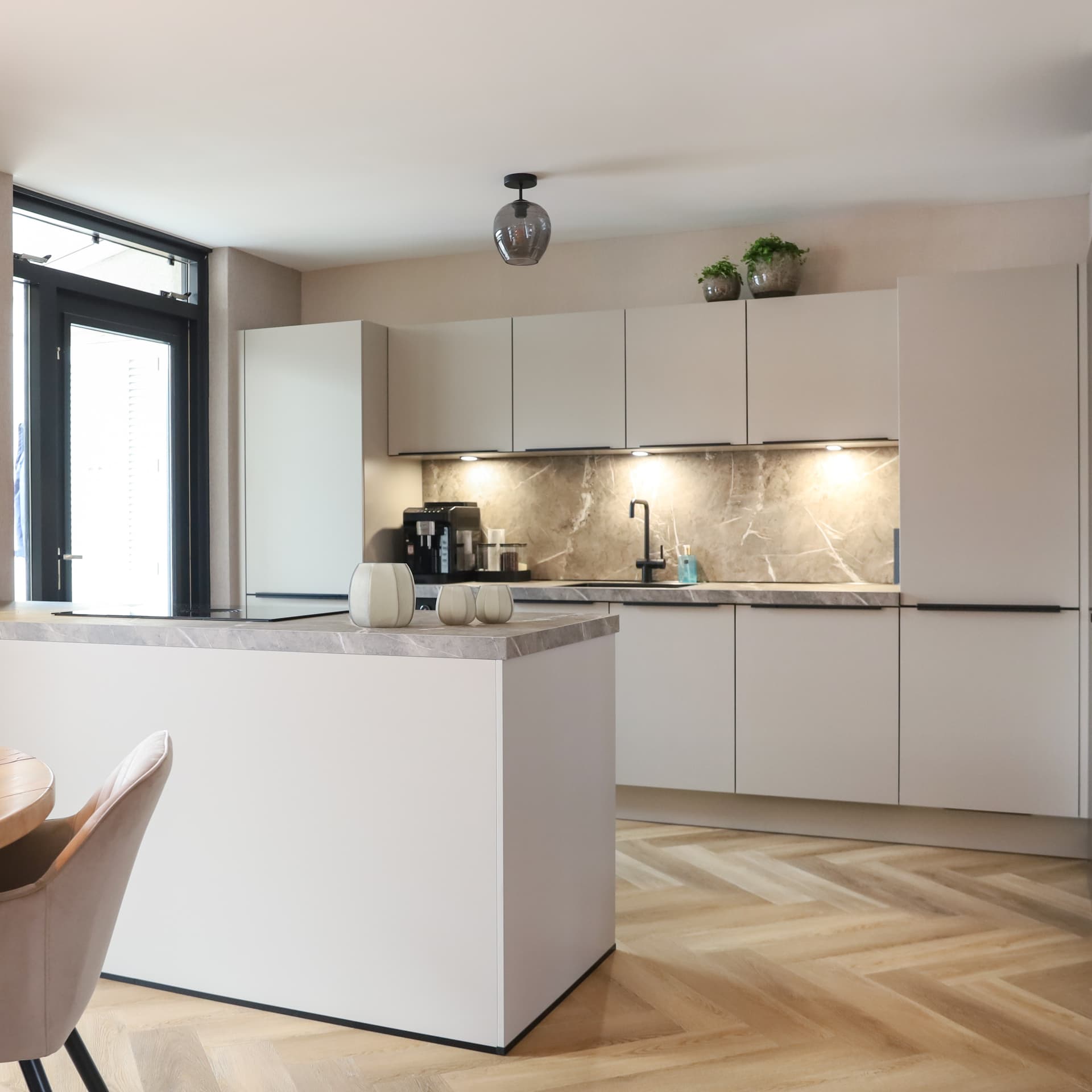 De keuken van Liza en Björn00002.jpg Beige schiereiland keuken met beige marmer keukenblad