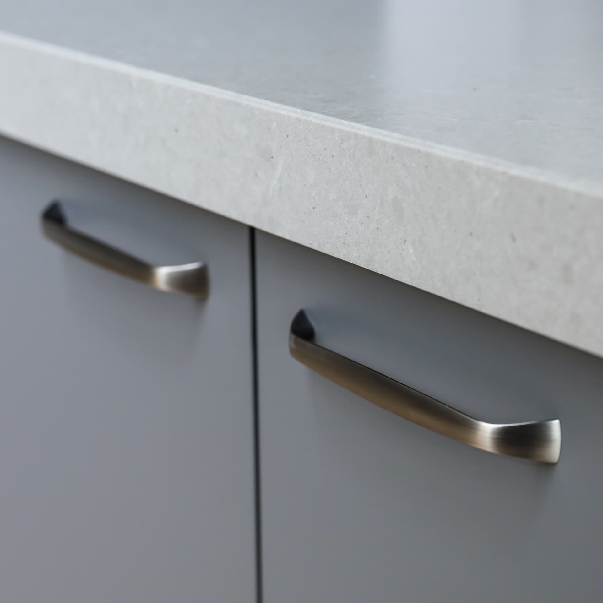 De keuken van rick en minouk_00013.jpg Grijze keukenkasten en een betonlook werkblad