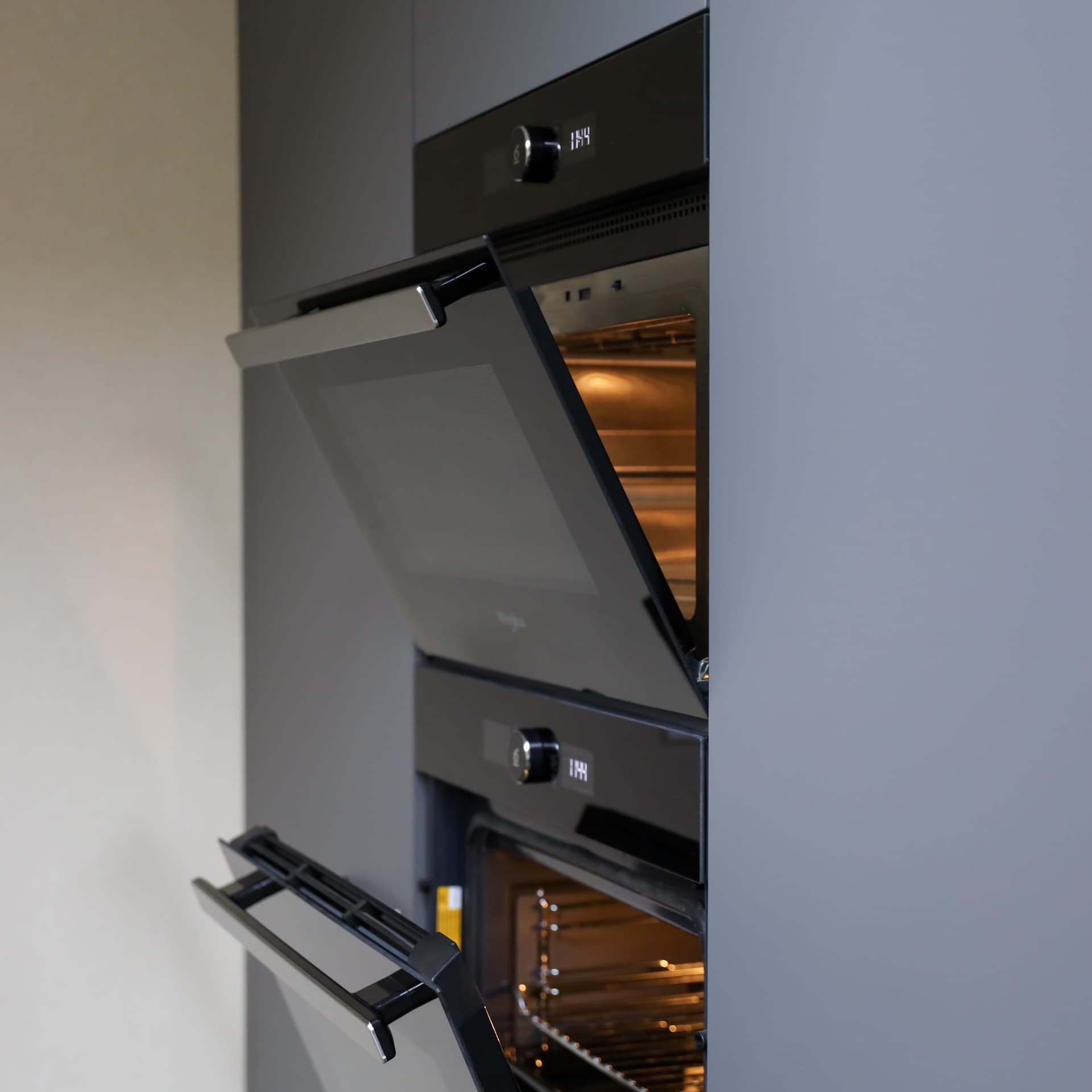 De keuken van rick en minouk_00016.jpg Twee zwarte ovens in grijze keuken