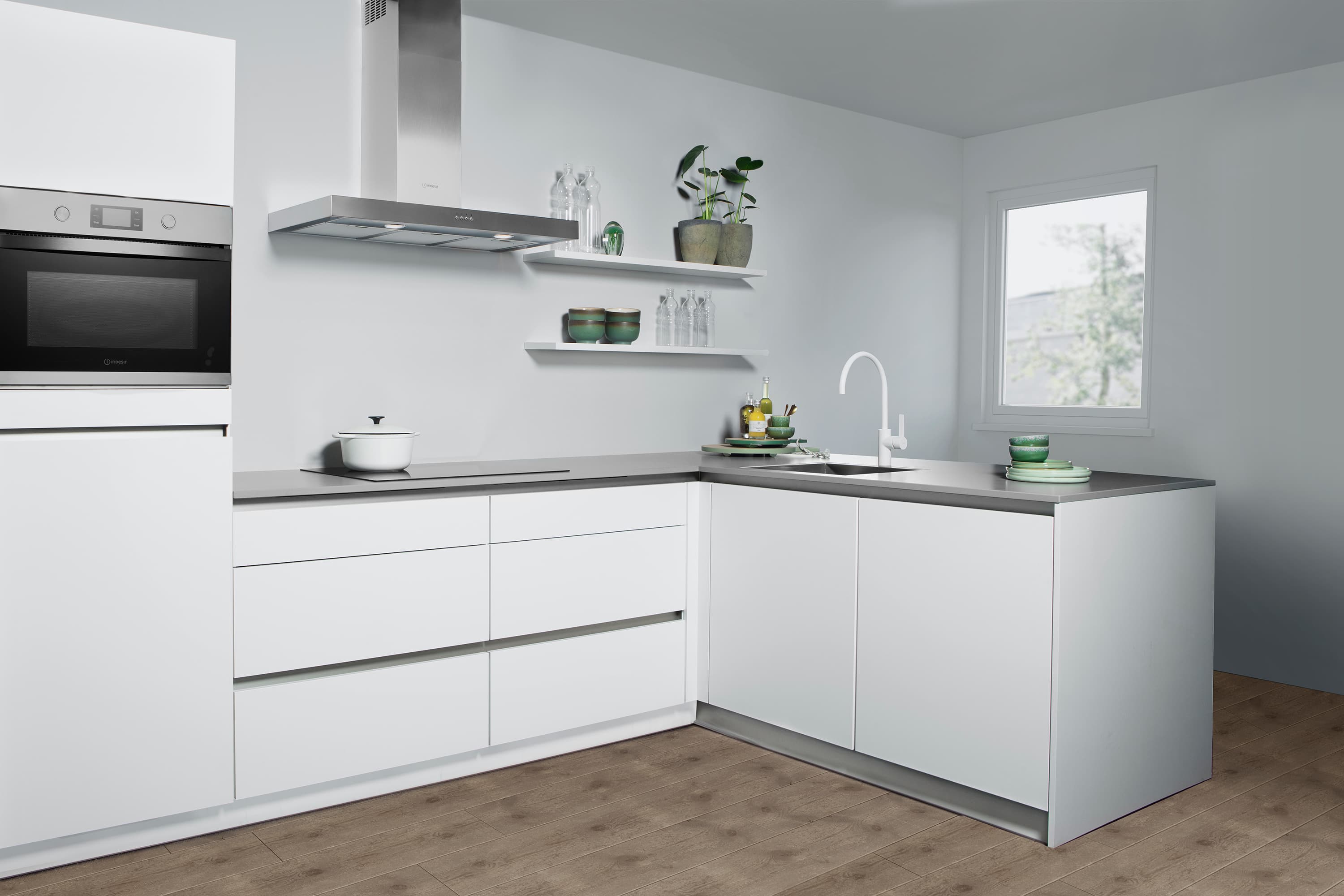 Witte keuken met schiereiland