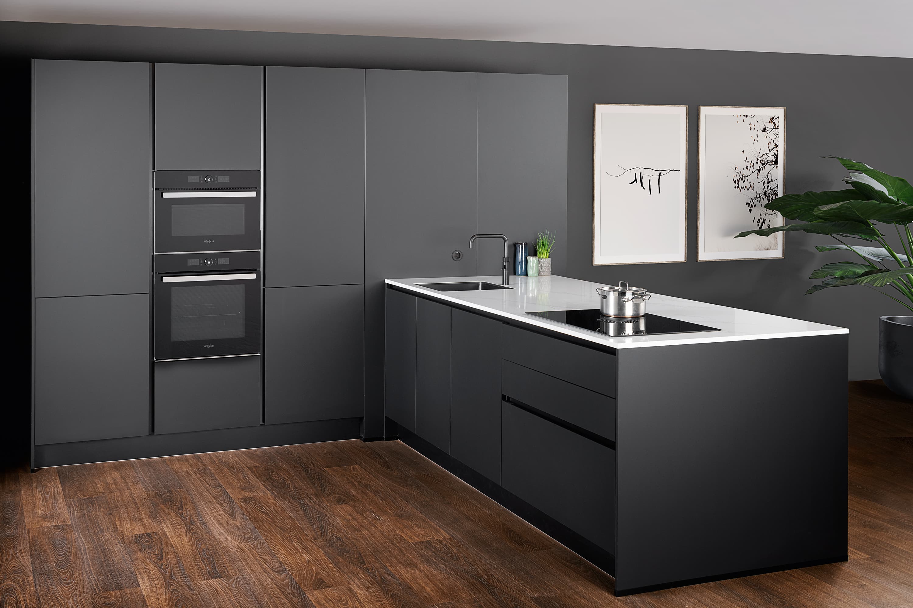 Zwarte design keuken met schiereiland