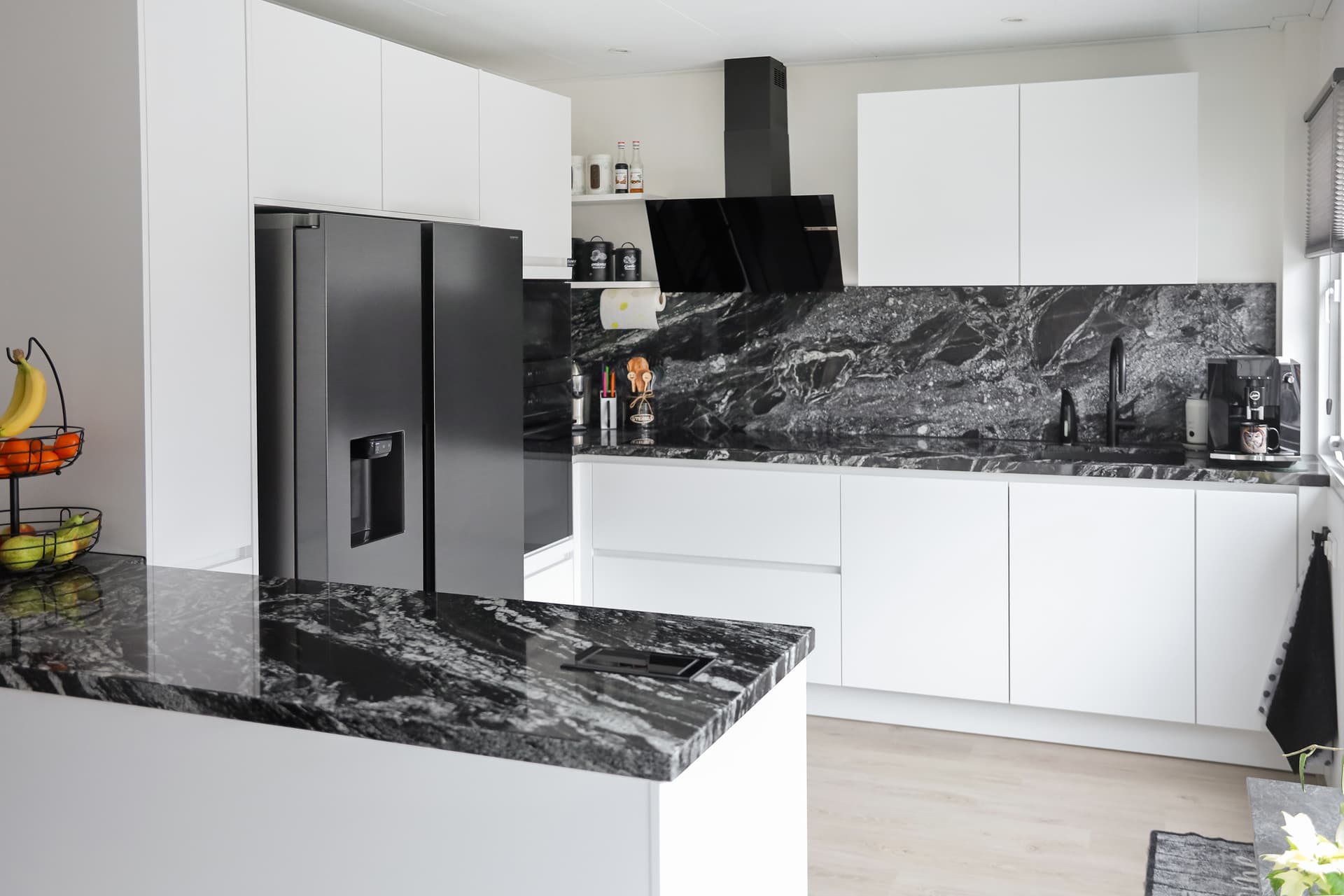 Witte moderne U-keuken