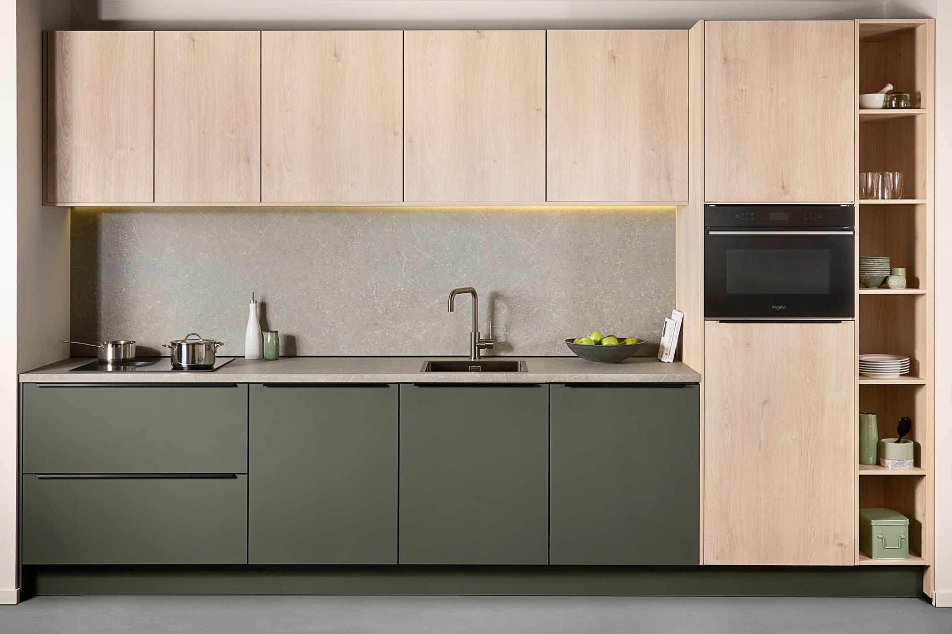 Rechte-keuken-met-groene-en-houten-fronten.jpg Kleine rechte keuken