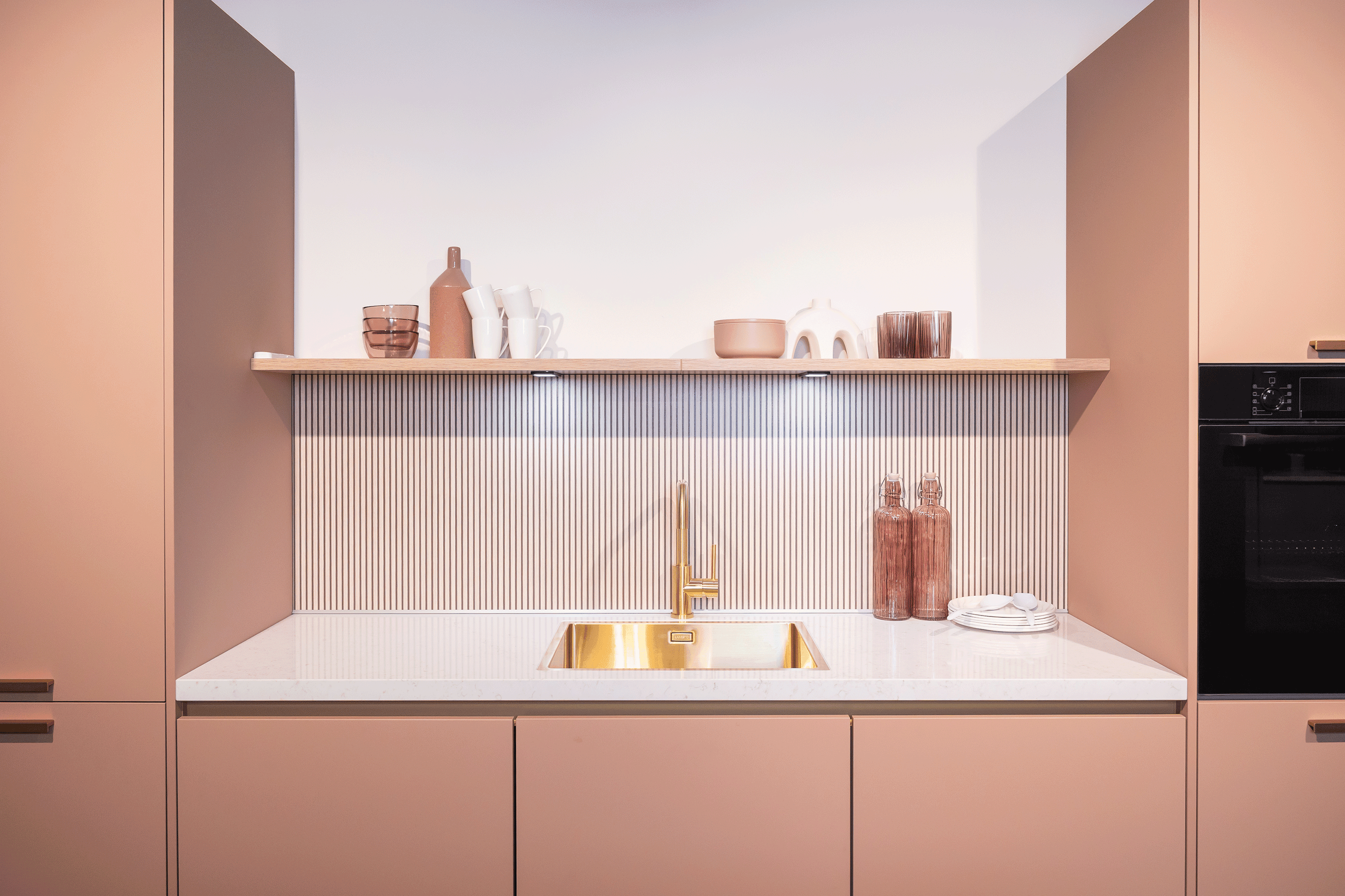 Roze keuken met achterwand