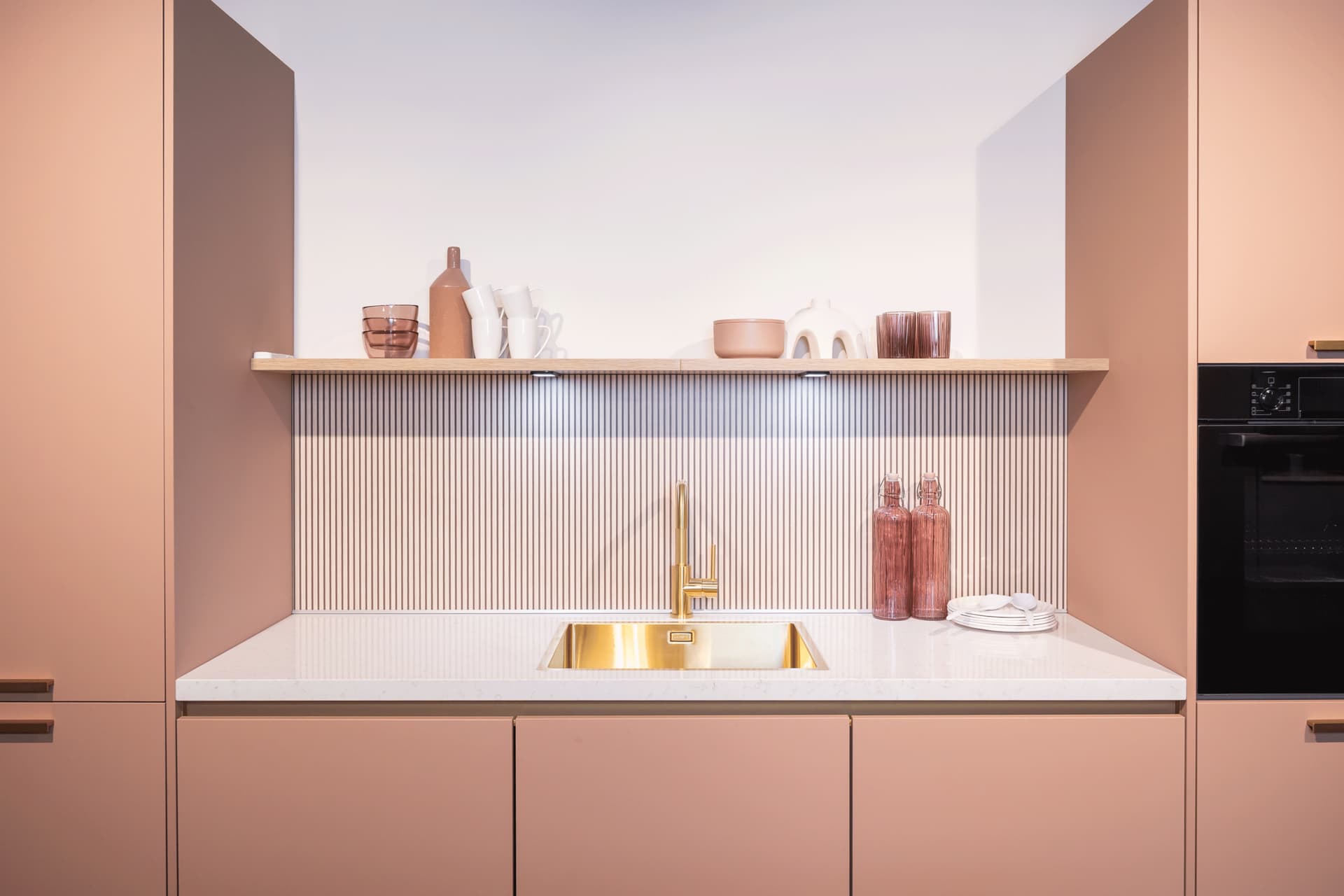 Roze-keuken-met-achterwand.png Roze keuken met achterwand