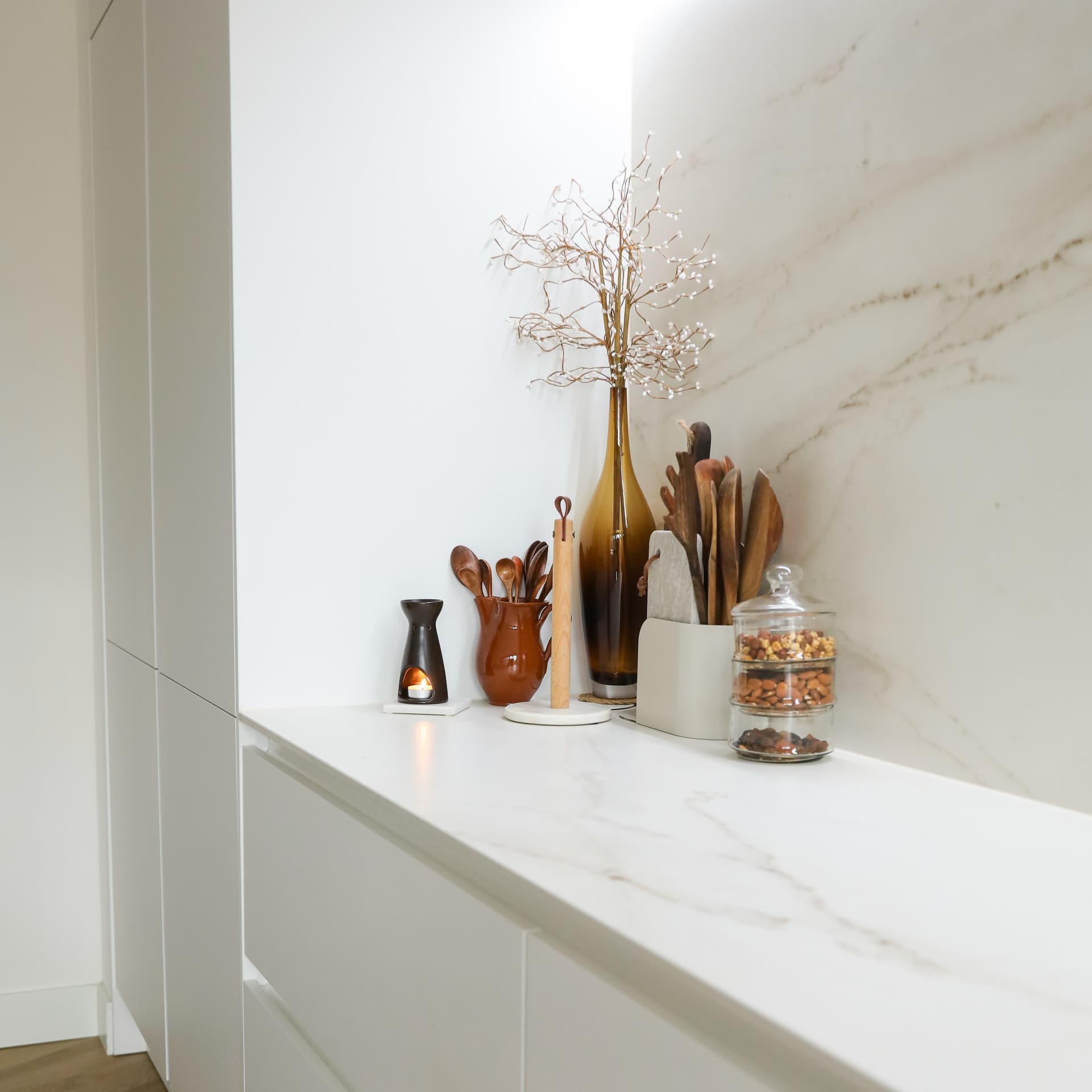 binnenkijken-bij-tugba-hoekje.jpg Hoekje met accessoires in witte keuken
