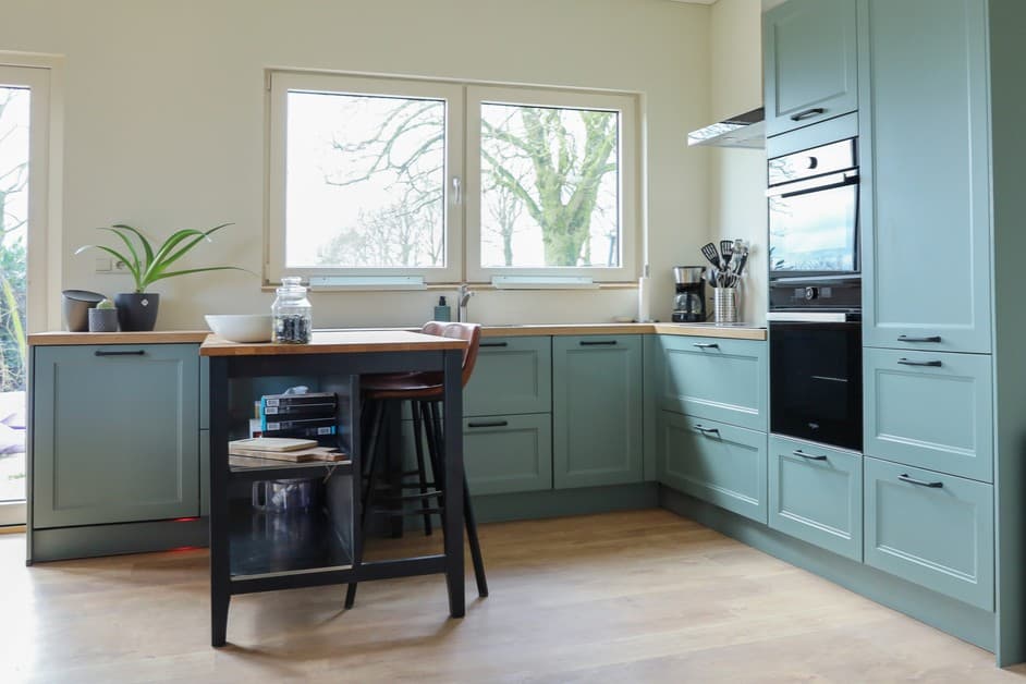 keuken-kopen-landelijk-keuken.jpg Groene landelijke hoekkeuken met licht hout werkblad