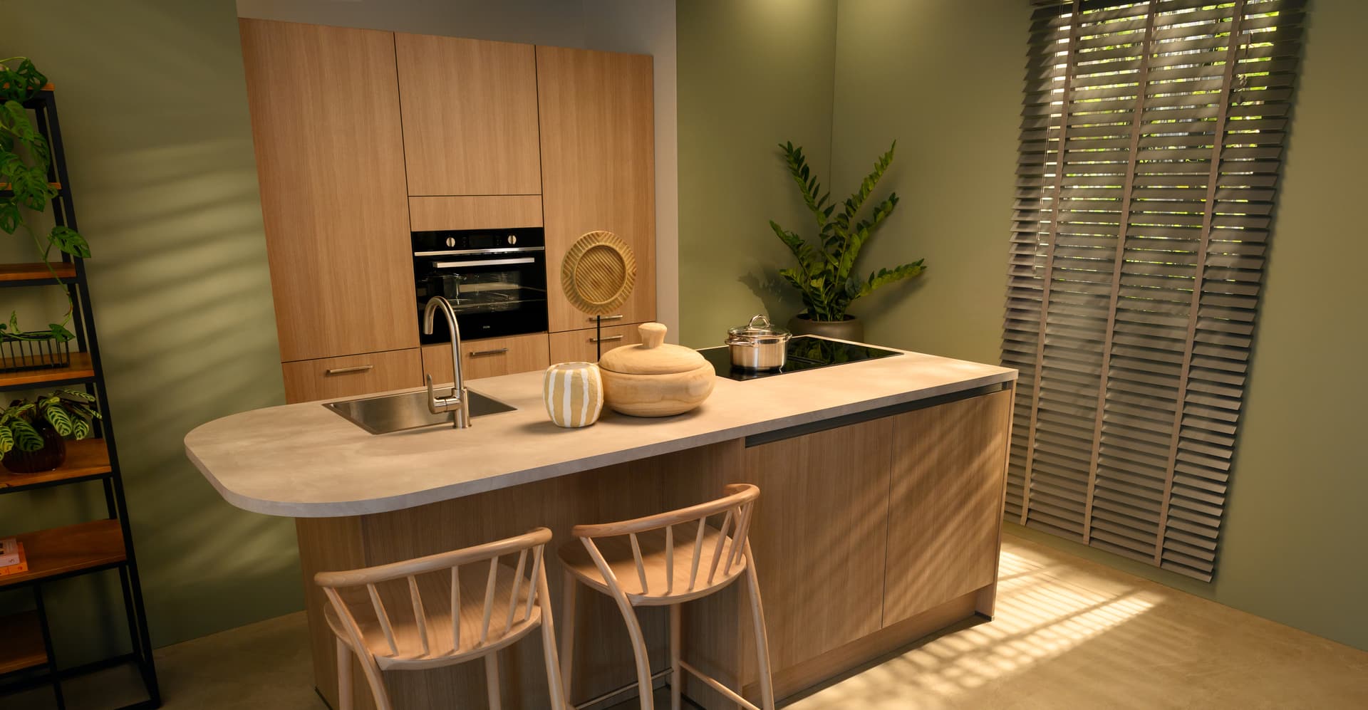 keuken-kopen-marnix-keuken.jpg Licht eikenhouten eilandkeuken met bar