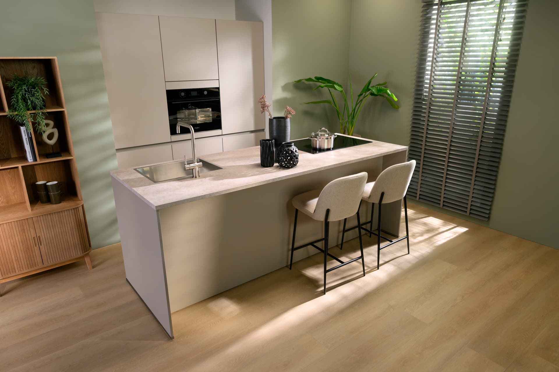 keuken-kopen-modernere keuken_.jpg Beige eilandkeuken met bar