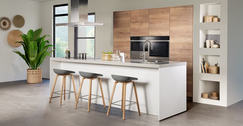 keuken-kopen-unieke-opstelling-2.jpg Wit kookeiland en hoge houten kosten