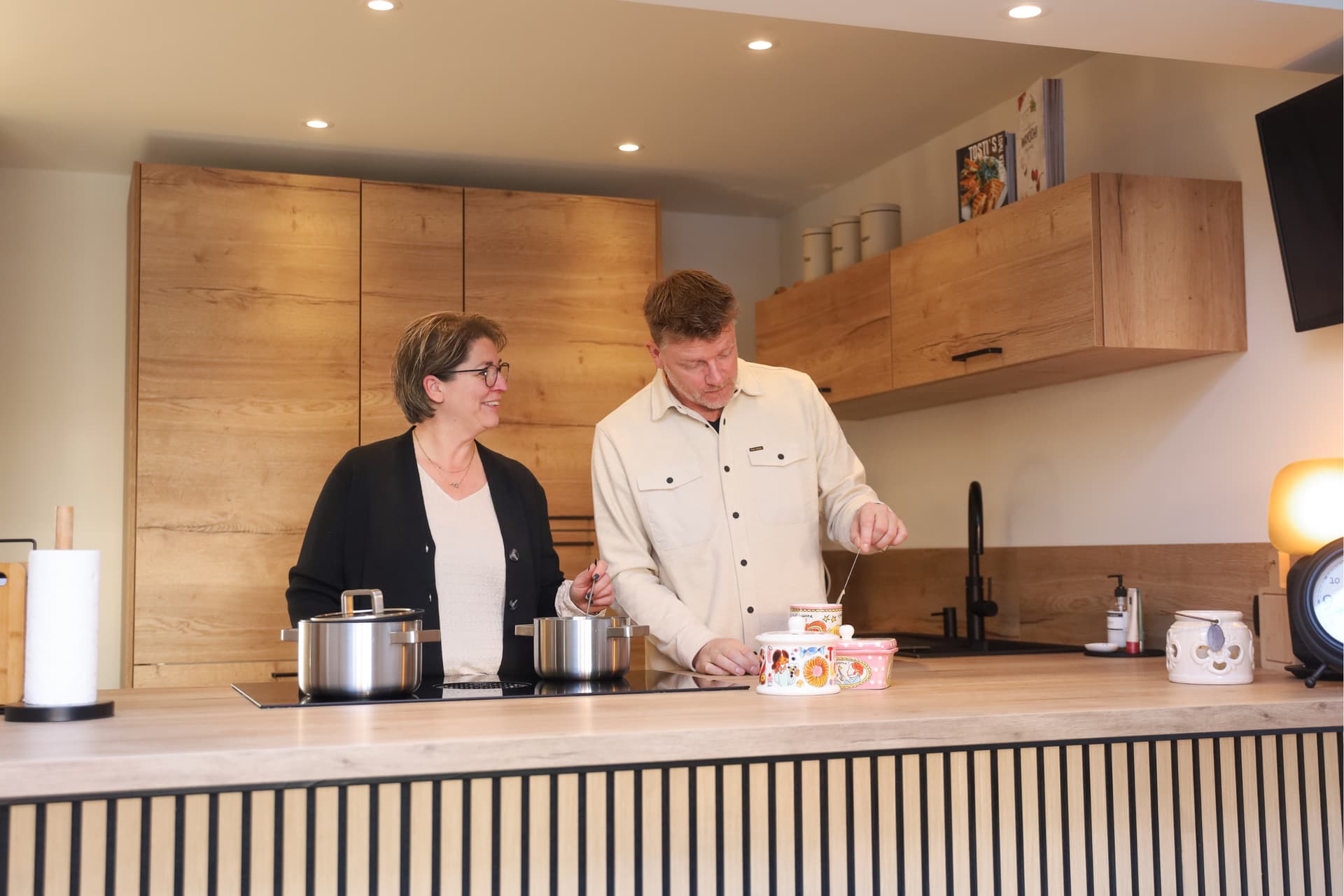 Binnen kijker Bianca en Edwin .png Houten keuken met ribbel structuur en beige marmer werkblad