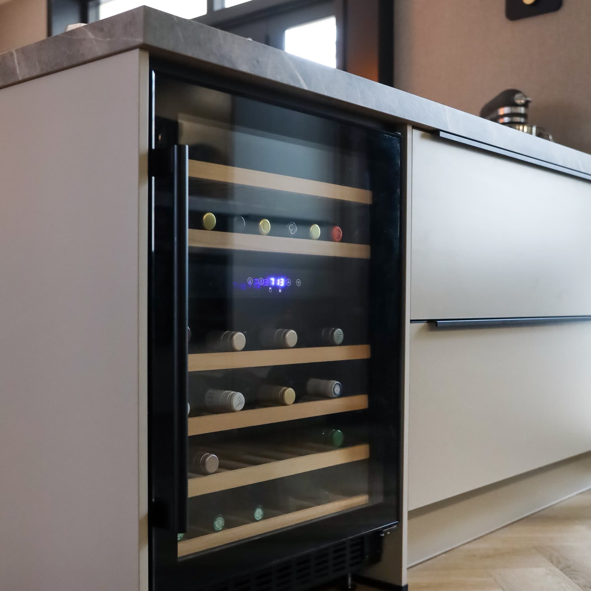 De keuken van Liza en Björn00009.jpg Wijnklimaatkast in beige keuken