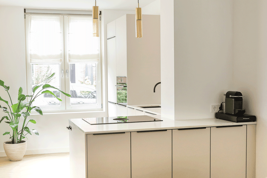 Beige schiereilandkeuken