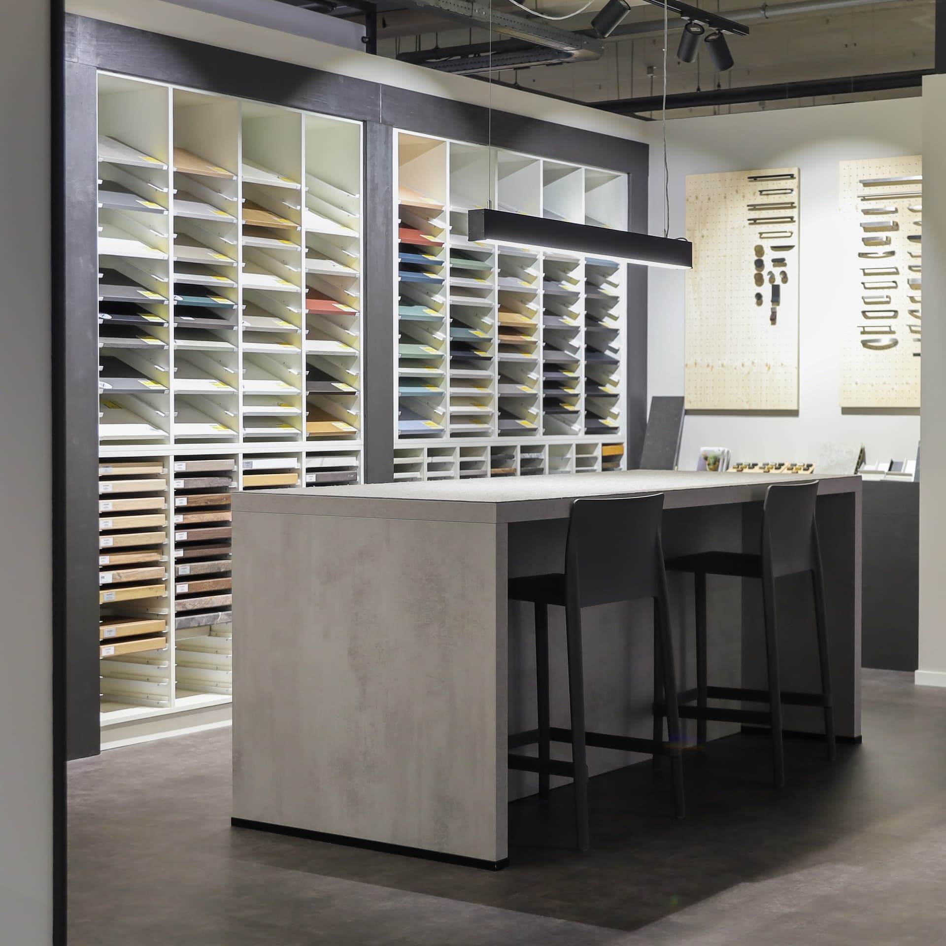 Kleurstalen in showroom