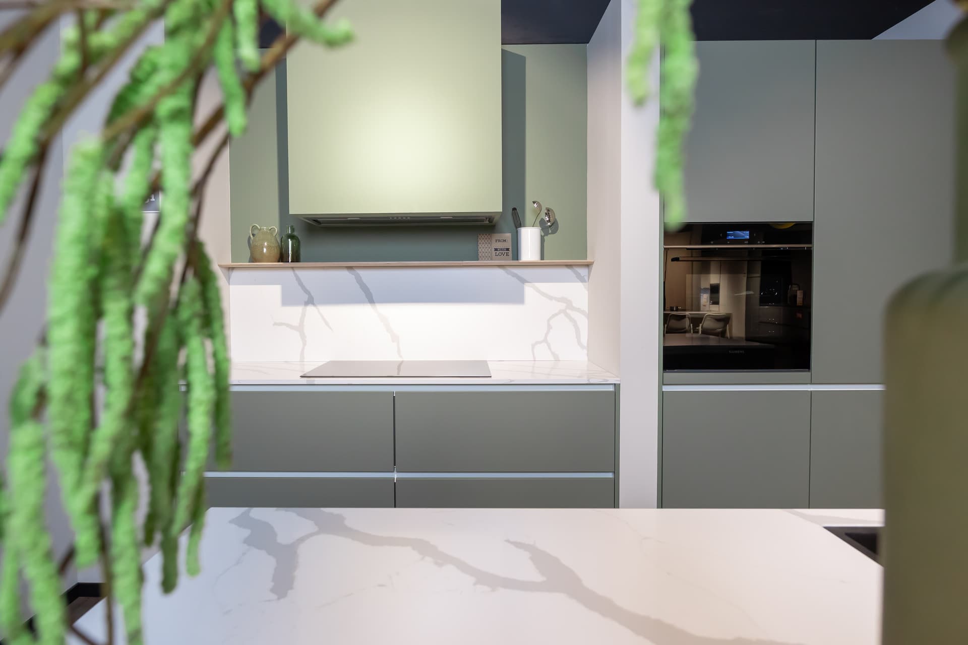 Matte lichtgroene keuken
