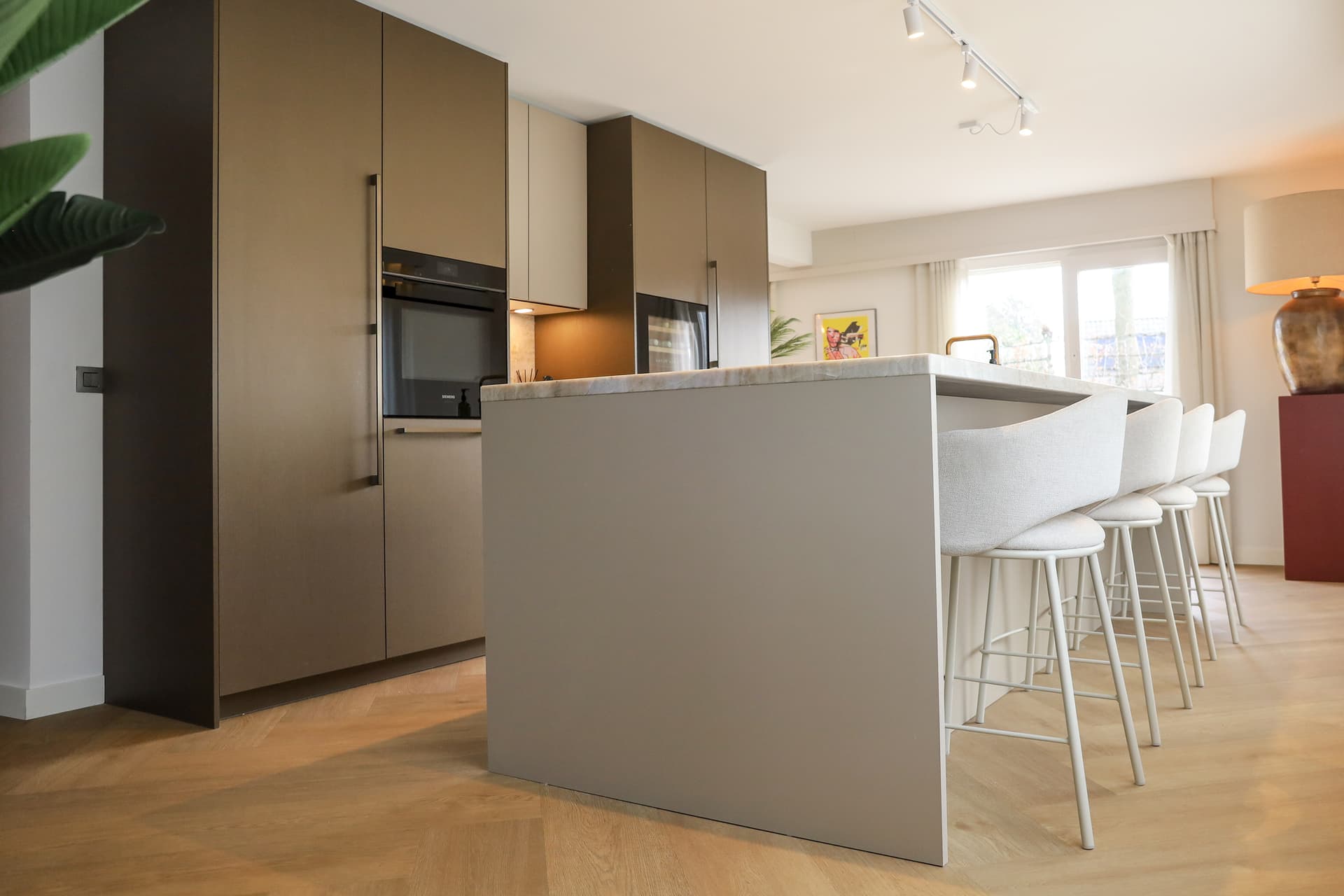 Beige met bruine eilandkeuken