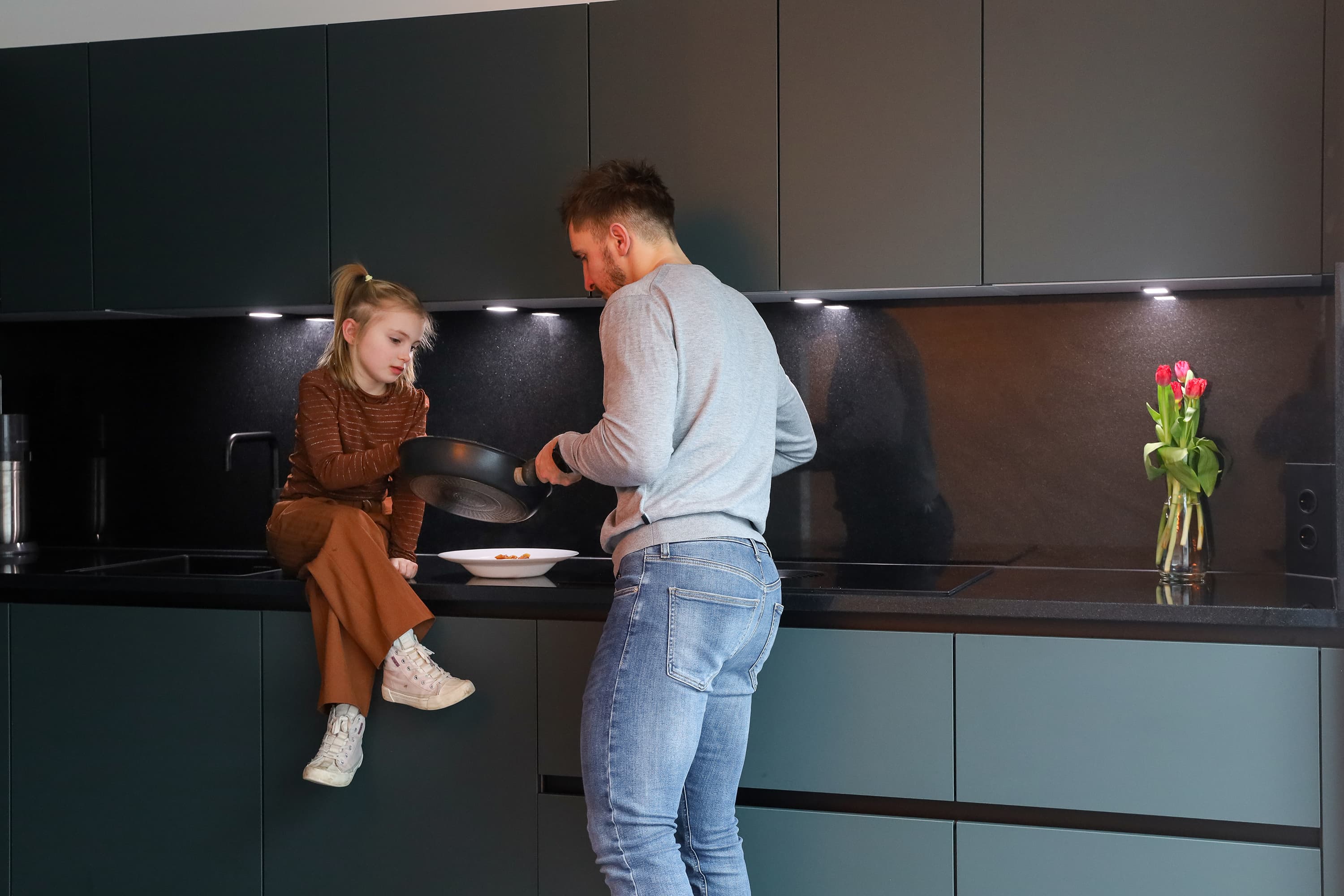 Gezin in donkere keuken