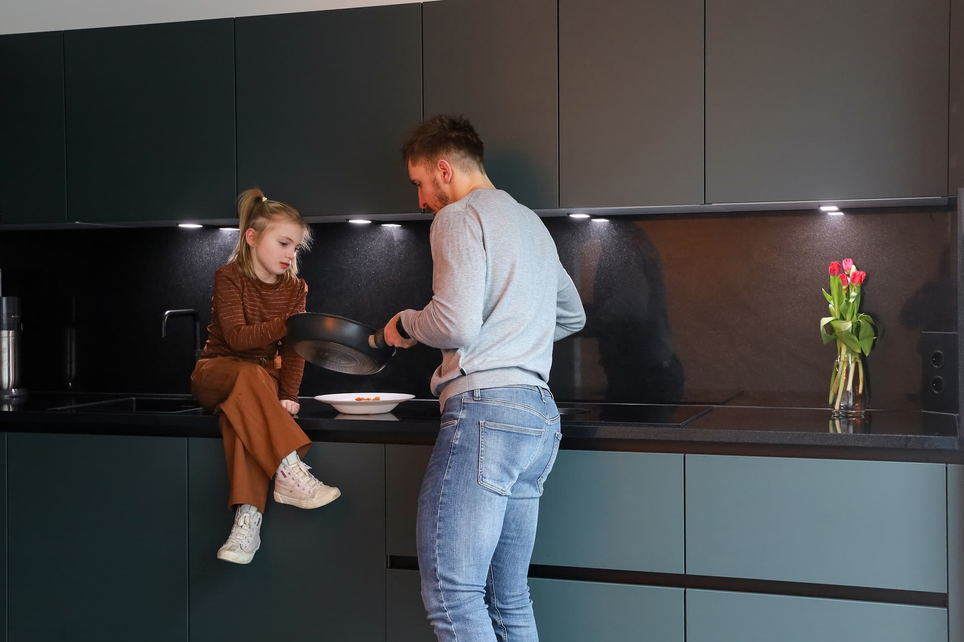 Kopie-van-Binnenkijker-Fam.jpg Gezin in donkere keuken
