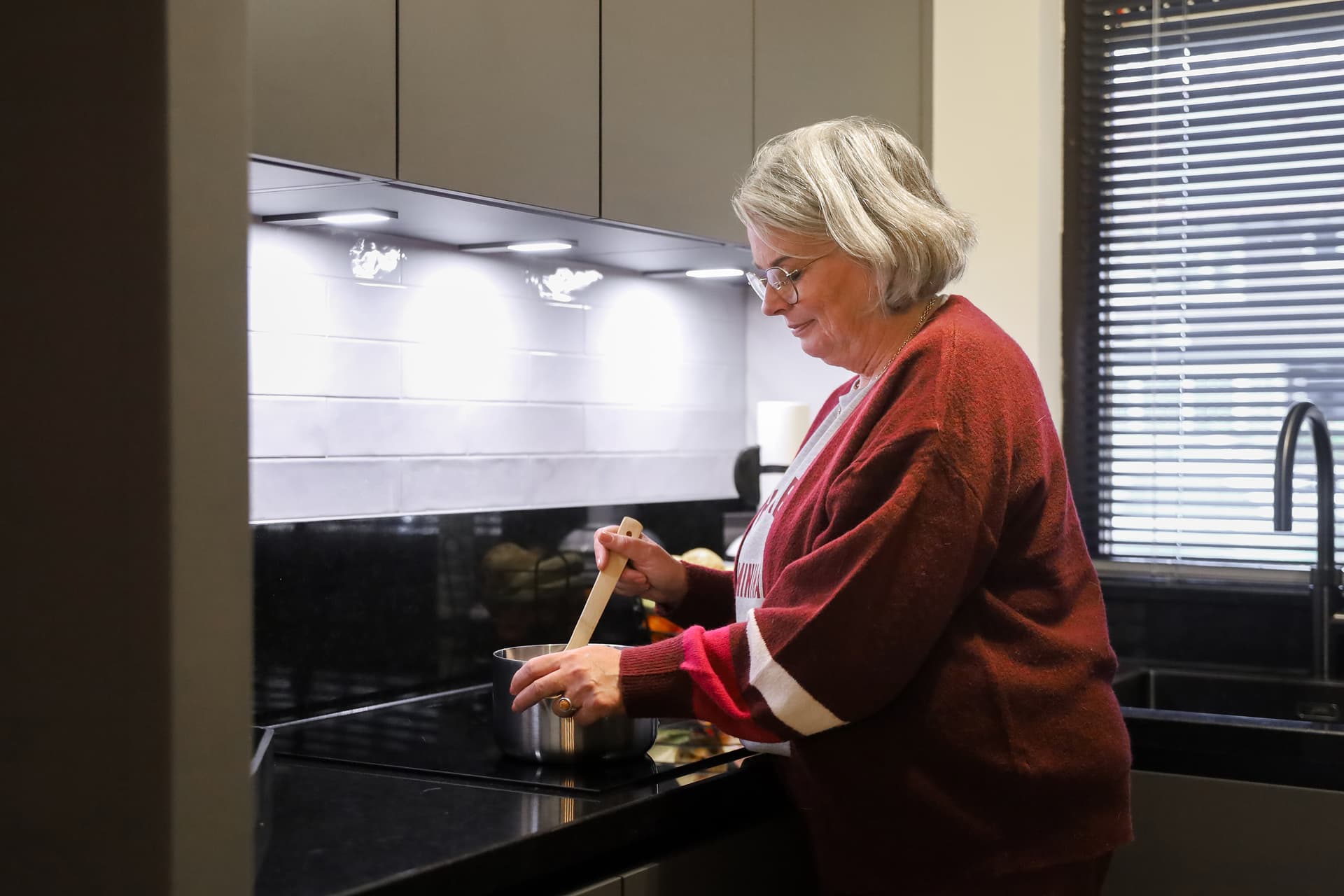Vrouw-die-kookt-in-antraciet-hoekkeuken.jpg Klant in keuken